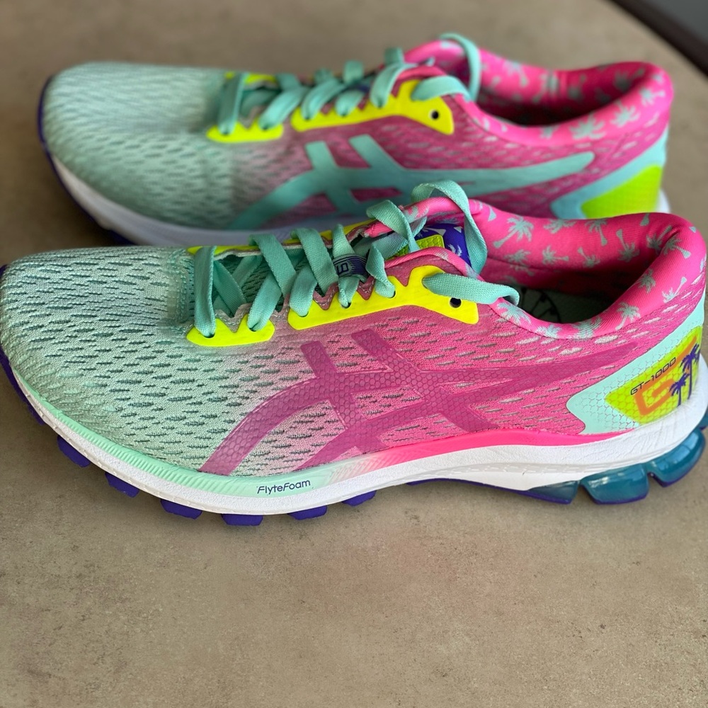 NWOT- Women’s ASICS GT 1000, sneakers. Size 9!